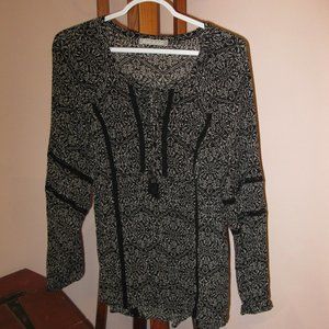 danielrainn large top. black and white. excellent condition.